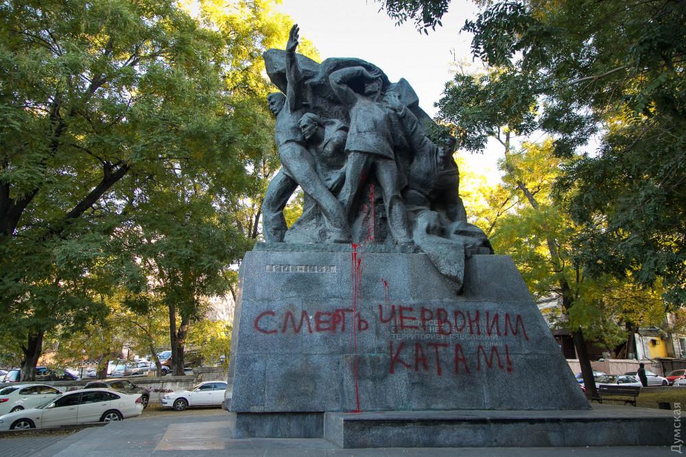 В Одессе вандалы расписали краской памятник потемкинцам / фото Думская В Одессе вандалы расписали краской памятник потемкинцам / фото Думская