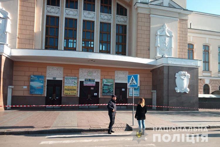 У Тернополі внаслідок неправдивої інформації про замінування двох вокзалів було евакуйовано 500 осіб У Тернополі внаслідок неправдивої інформації про замінування двох вокзалів було евакуйовано 500 осіб