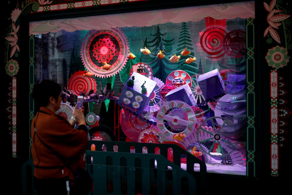 Универмаг Galeries Lafayette's в Париже уже украсили к Рождеству / Фото REUTERS