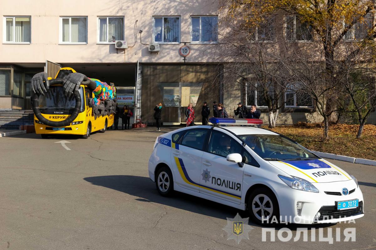 Автобус спеціально обладнаний таким чином, аби складалося враження, ніби за кермом нікого немає / фото Нацполіція Автобус спеціально обладнаний таким чином, аби складалося враження, ніби за кермом нікого немає / фото Нацполіція