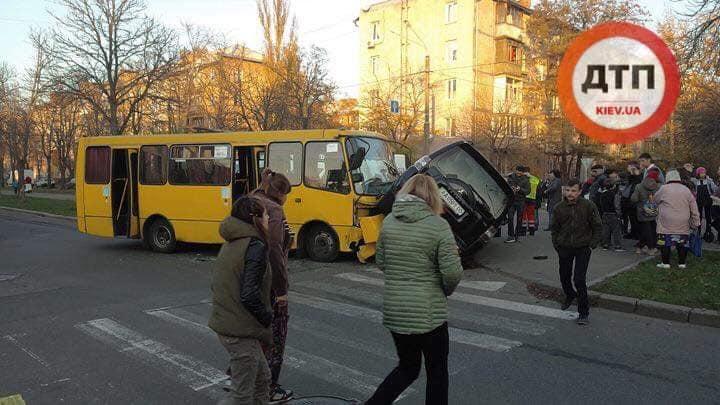 У Києві маршрутка зіткнулася з джипом/ фото dtp.kiev.ua У Києві маршрутка зіткнулася з джипом/ фото dtp.kiev.ua