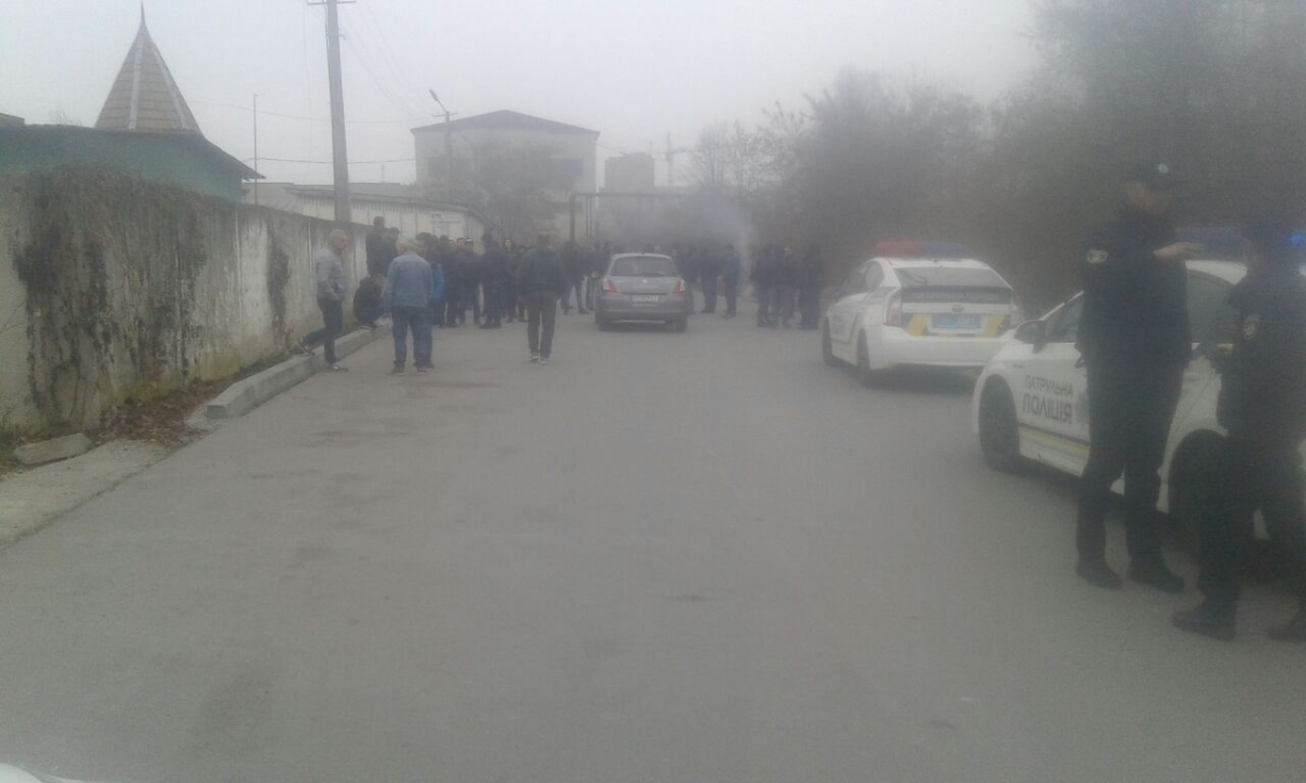 Чоловіки мітингують проти збільшення митних платежів / фото galka.if.ua Чоловіки мітингують проти збільшення митних платежів / фото galka.if.ua