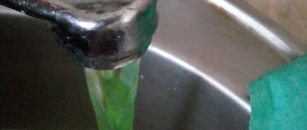 З крана тече зелена вода / фото girnyk.dn.ua