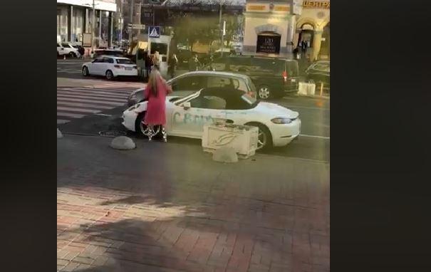 Девушку возле авто сняли на видео / Скриншот