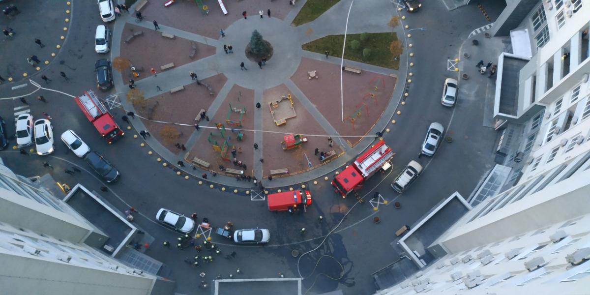 Рятувальники евакуювали з будинку 40 осіб / Фото ДСНС Київ Рятувальники евакуювали з будинку 40 осіб / Фото ДСНС Київ