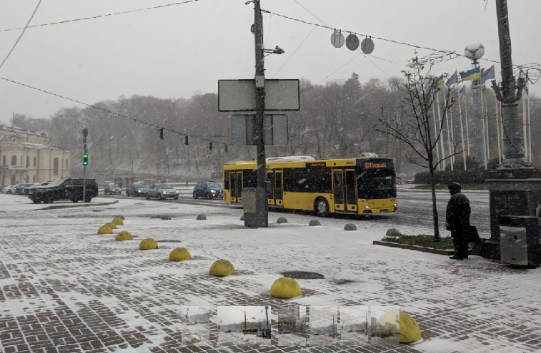 Из-за снегопада транспорт в Киеве курсирует с отклонением от расписания / УНИАН