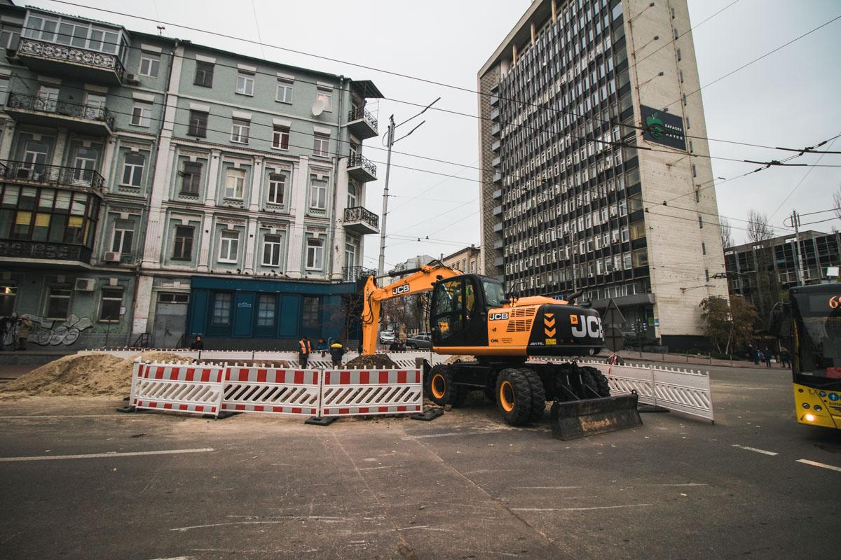 Сегодня утром на месте происшествия проводили ремонтные работы при помощи экскаватора / "Информатор" Сегодня утром на месте происшествия проводили ремонтные работы при помощи экскаватора / "Информатор"