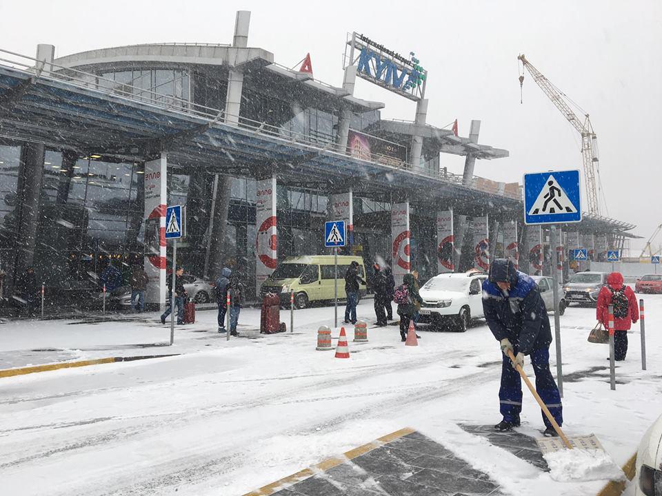 В аэропорту «Жуляны» пограничники не пропустили в Украину россиянина, на чемодане которого была георгиевская лента / фото facebook.com/airportkiev/ В аэропорту «Жуляны» пограничники не пропустили в Украину россиянина, на чемодане которого была георгиевская лента / фото facebook.com/airportkiev/