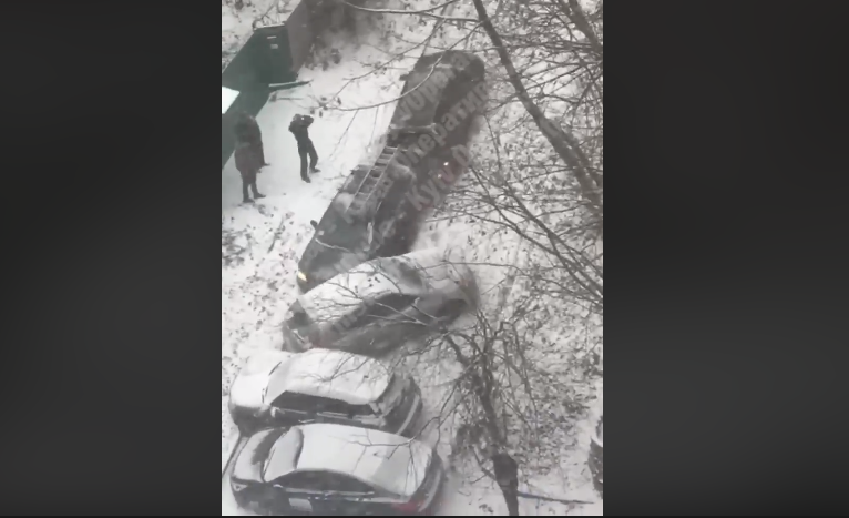 У Києві в п'ять автомобілів, що зіткнулися у ДТП, влетів шостий / фото скріншот