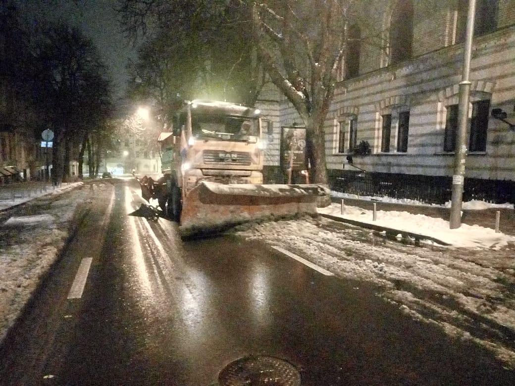 Ночью Киев убирали от снега 339 единиц спецтехники / kyivcity.gov.ua Ночью Киев убирали от снега 339 единиц спецтехники / kyivcity.gov.ua