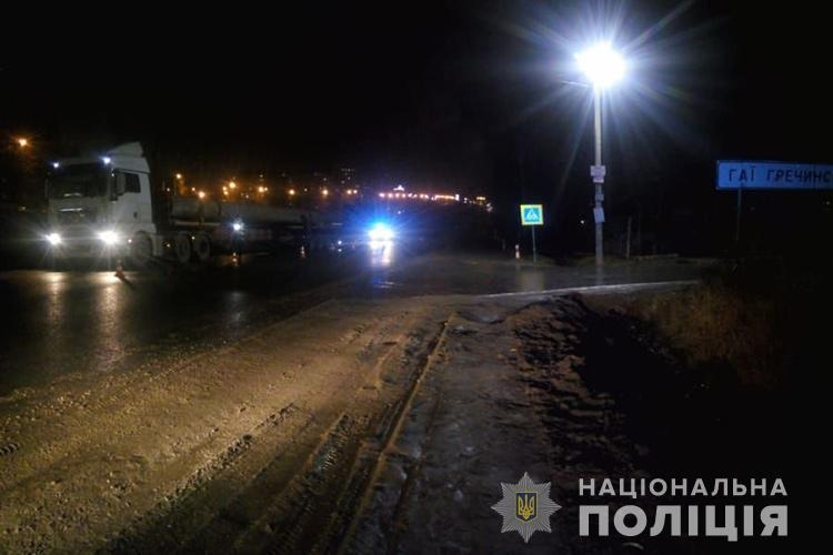 На Тернопільщині вантажівки травмували двох пішоходів / фото Нацполіція На Тернопільщині вантажівки травмували двох пішоходів / фото Нацполіція