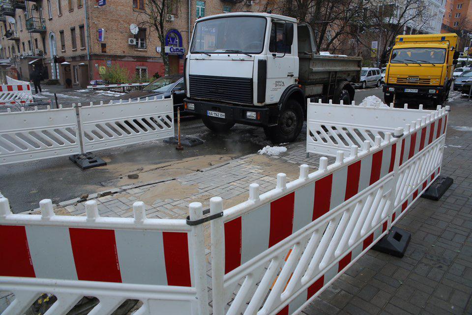 «Київтеплоенерго» оперативно усуває наслідки прориву тепломережі на вулиці Діловій / kyivcity.gov.ua «Київтеплоенерго» оперативно усуває наслідки прориву тепломережі на вулиці Діловій / kyivcity.gov.ua
