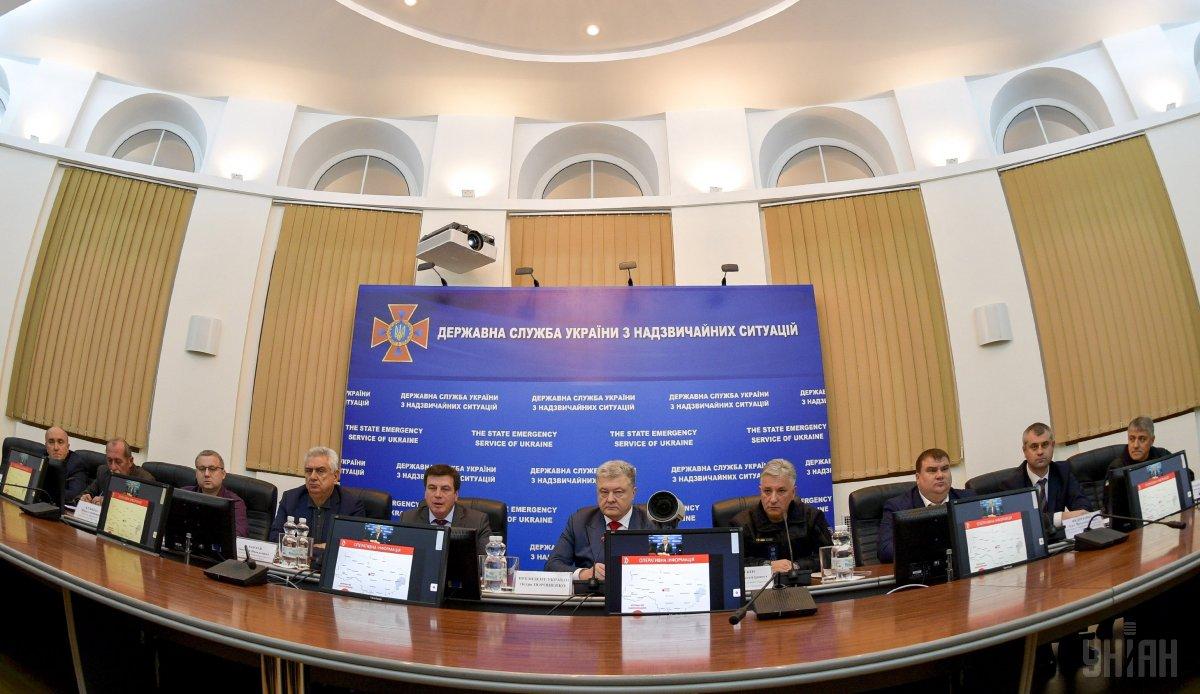 Раніше Порошенко дав чиновникам кілька годин на відновлення теплопостачання в Смілі / фото УНІАН Раніше Порошенко дав чиновникам кілька годин на відновлення теплопостачання в Смілі / фото УНІАН