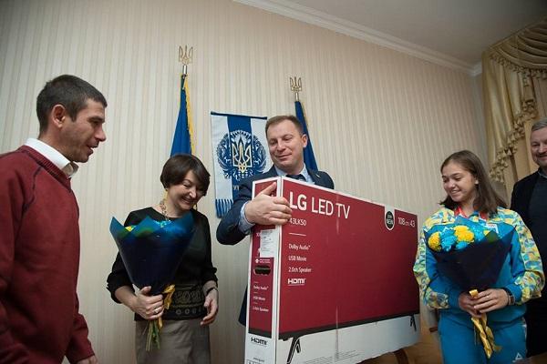 Тернопільська гімнастка Анастасія Бачинська отримала цінний подарунок від керівника області за бронзові медалі на юнацьких Олімпійських іграх (фото) Тернопільська гімнастка Анастасія Бачинська отримала цінний подарунок від керівника області за бронзові медалі на юнацьких Олімпійських іграх (фото)