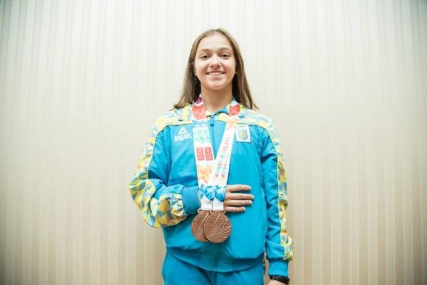 Тернопільська гімнастка Анастасія Бачинська отримала цінний подарунок від керівника області за бронзові медалі на юнацьких Олімпійських іграх (фото) Тернопільська гімнастка Анастасія Бачинська отримала цінний подарунок від керівника області за бронзові медалі на юнацьких Олімпійських іграх (фото)