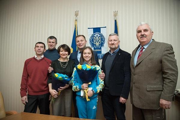 Тернопільська гімнастка Анастасія Бачинська отримала цінний подарунок від керівника області за бронзові медалі на юнацьких Олімпійських іграх (фото) Тернопільська гімнастка Анастасія Бачинська отримала цінний подарунок від керівника області за бронзові медалі на юнацьких Олімпійських іграх (фото)