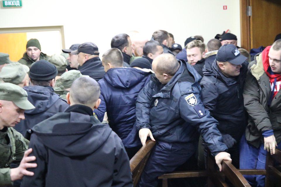 Правоохранителям удалось вывести подозреваемых из зала суда / facebook.com/nationalcorpscherkasy
