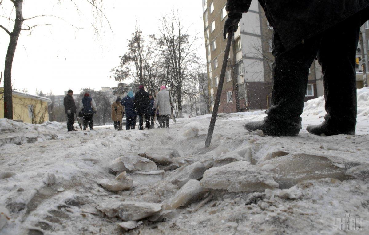 На Харківщині чоловік ледь не вбив ломом двох жінок / фото УНІАН На Харківщині чоловік ледь не вбив ломом двох жінок / фото УНІАН