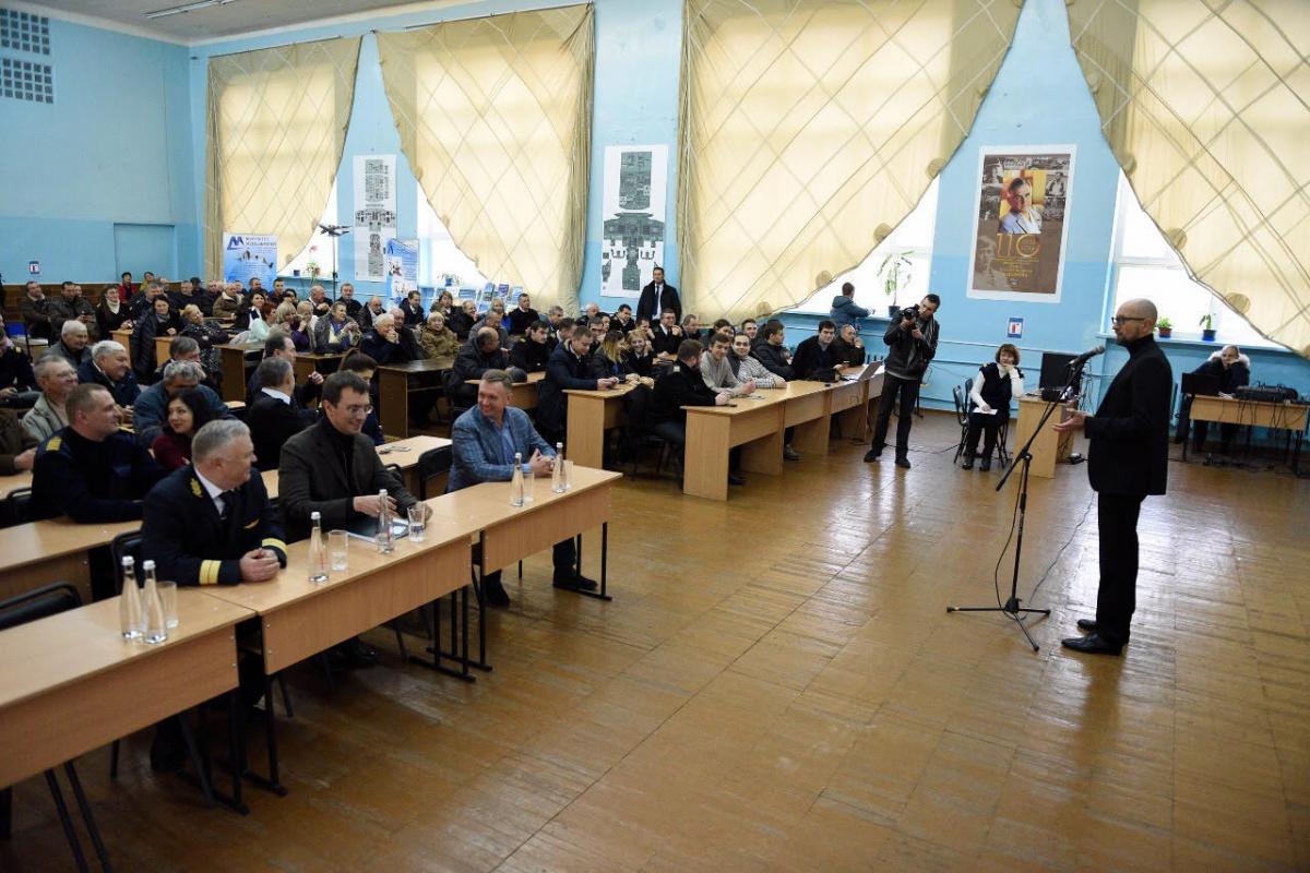 Арсений Яценюк также отметил важность подготовки пилотов в Украине / фото nfront.org.ua