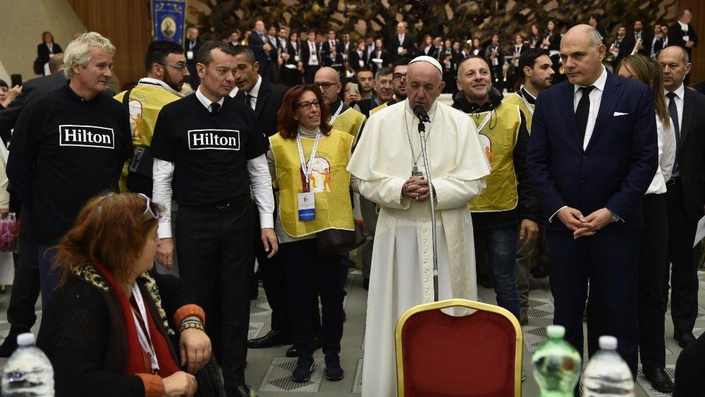 Папа Франциск пригласил три тысячи бедных на совместный обед / vaticannews.va