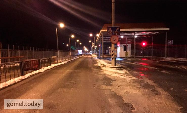 В районі двох ночі стало відомо, що страйкуючі стали частково пропускати машини з білоруськими номерами / Gomel today В районі двох ночі стало відомо, що страйкуючі стали частково пропускати машини з білоруськими номерами / Gomel today