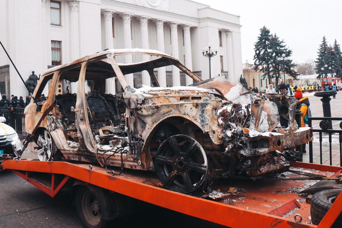 "Євробляхери" привезли під ВР згорілий Range Rover Ярошевича / фото Олександр Калінчук / Інформатор "Євробляхери" привезли під ВР згорілий Range Rover Ярошевича / фото Олександр Калінчук / Інформатор