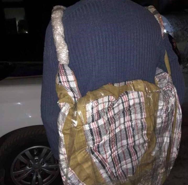 Полиция задержала мужчину, который спрятал украденный люк в самодельном "рюкзаке" / фото ГУ НП в Киевской области Полиция задержала мужчину, который спрятал украденный люк в самодельном "рюкзаке" / фото ГУ НП в Киевской области