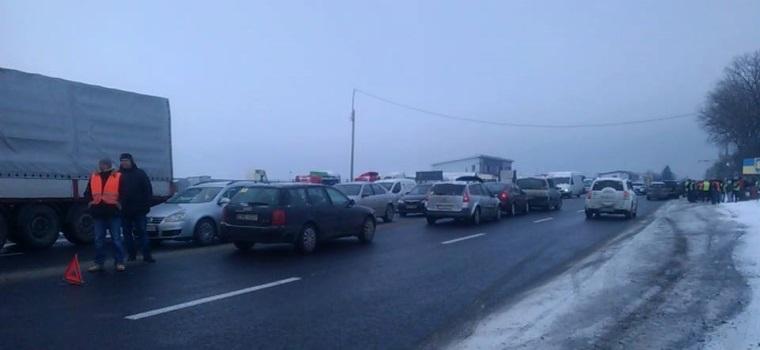 Вздовж своїх автомобілів протестанти також поставили конструкції із шин / фото vision.ternopil.ua Вздовж своїх автомобілів протестанти також поставили конструкції із шин / фото vision.ternopil.ua