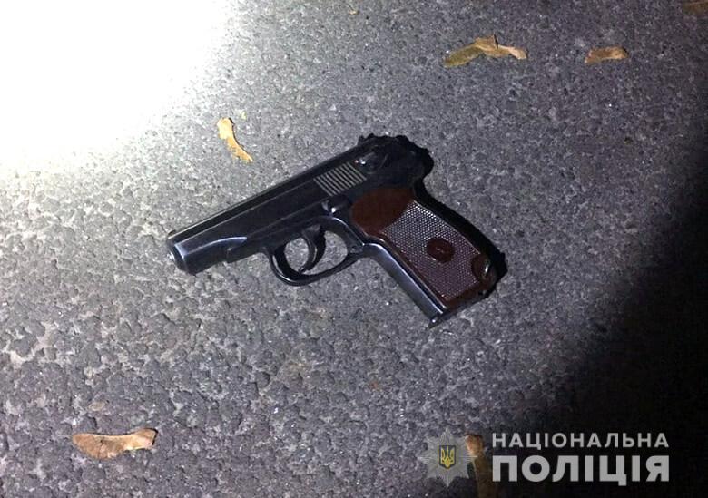Разрешение на ношение пистолета злоумышленник не имел / фото npu.gov.ua Разрешение на ношение пистолета злоумышленник не имел / фото npu.gov.ua