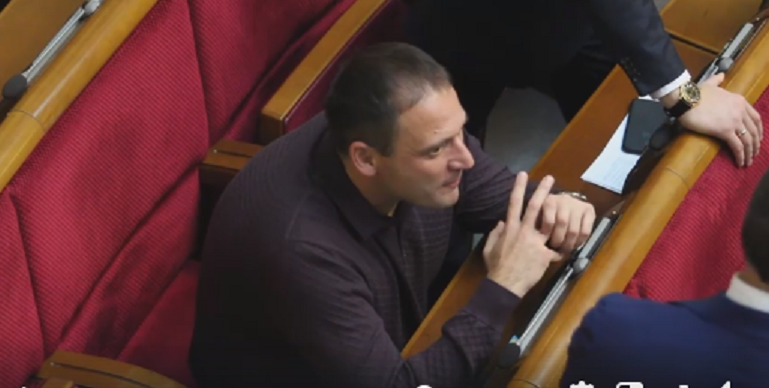 Добкин пришел в Раду всего на 10 минут во время перерыва / скриншот Добкин пришел в Раду всего на 10 минут во время перерыва / скриншот