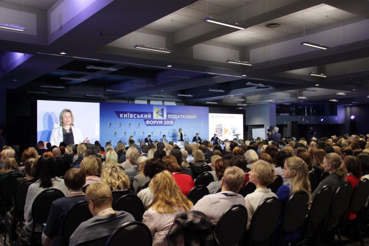 С трибуны выступили Нина Южанина, депутаты горсовета и представители Минфина / фото УНИАН