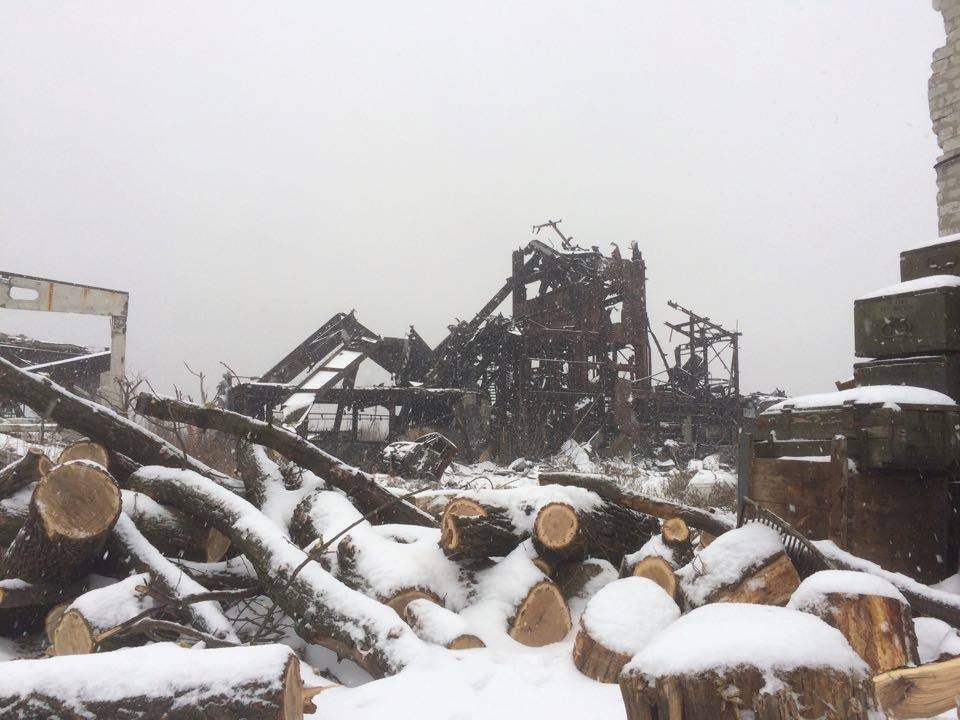 Передову на Донбасі засипало снігом / фото facebook.com/backandalive