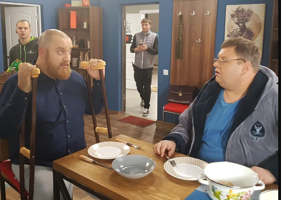 Травмированный в ДТП актер ''Дизель Шоу'' вернулся к съемкам / фото facebook.com/dizelstudio Травмированный в ДТП актер ''Дизель Шоу'' вернулся к съемкам / фото facebook.com/dizelstudio