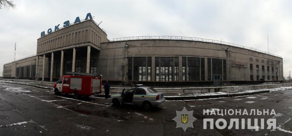 На місце виїхали вибухотехніки, кінологи та слідчо-оперативна група / фото Нацполіція На місце виїхали вибухотехніки, кінологи та слідчо-оперативна група / фото Нацполіція