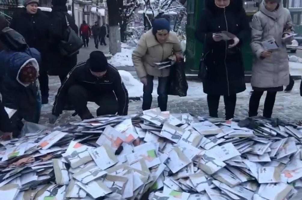 В Черновцах торговали колготками прямо на брусчатке / скрин видео В Черновцах торговали колготками прямо на брусчатке / скрин видео