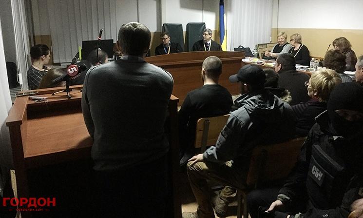 Сергій Чемес (ліворуч) дає свідчення суду, праворуч від нього – співробітники спедпідрозділу СБУ, що охороняють свідка 24 години на добу / фото Gordonua.com Сергій Чемес (ліворуч) дає свідчення суду, праворуч від нього – співробітники спедпідрозділу СБУ, що охороняють свідка 24 години на добу / фото Gordonua.com