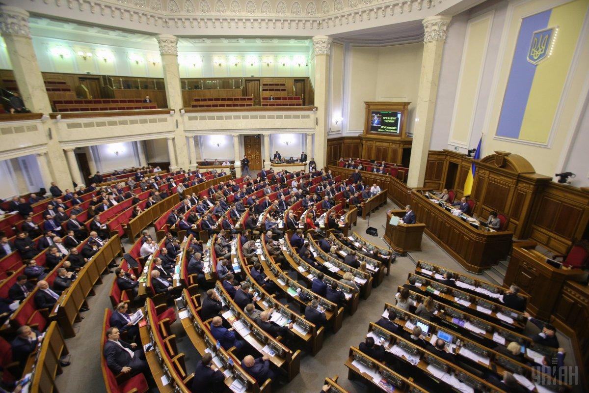 Рада приступила к обсуждению указа о введении военного положения в Украине на внеочередном заседании фото УНИАН