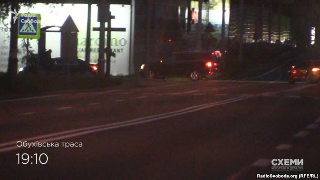 Кортеж Виктора Медведчука заезжает в Козин / фото radiosvoboda.org