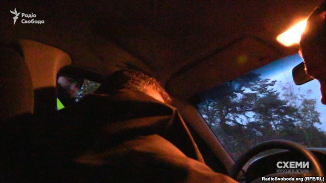 Прямо перед заездом в имение президента журналистов остановили полицейские / фото radiosvoboda.org