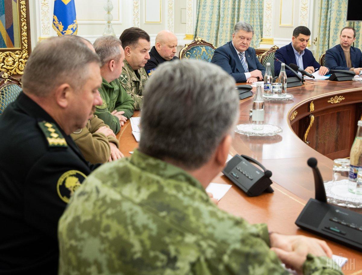Порошенко подчеркнул, что военное положение вводится исключительно для обороны / фото УНИАН