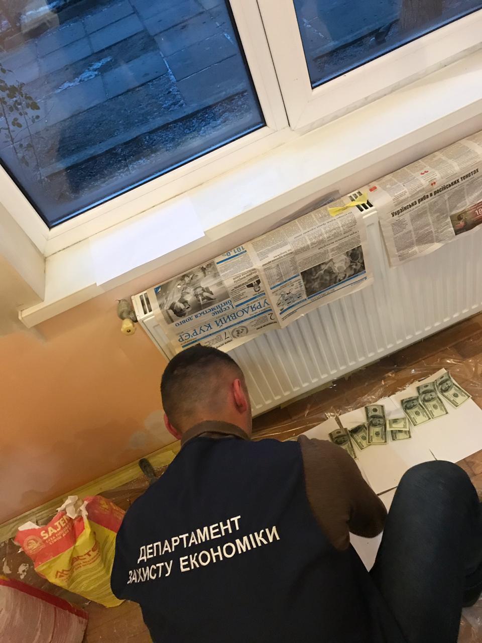 На Тернопільщині при отриманні 3,5 тис. доларів хабара затримали сільського голову / фото: прес-служба обласної прокуратури На Тернопільщині при отриманні 3,5 тис. доларів хабара затримали сільського голову / фото: прес-служба обласної прокуратури
