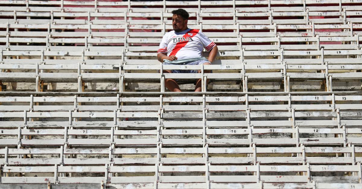 Фанат "Ривер Плейт" на пустом стадионе в ожидании матча с "Бока Хуниорс" / REUTERS