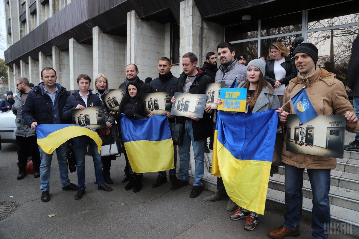 Учасники акції в підтримку українських моряків / фото УНІАН Учасники акції в підтримку українських моряків / фото УНІАН