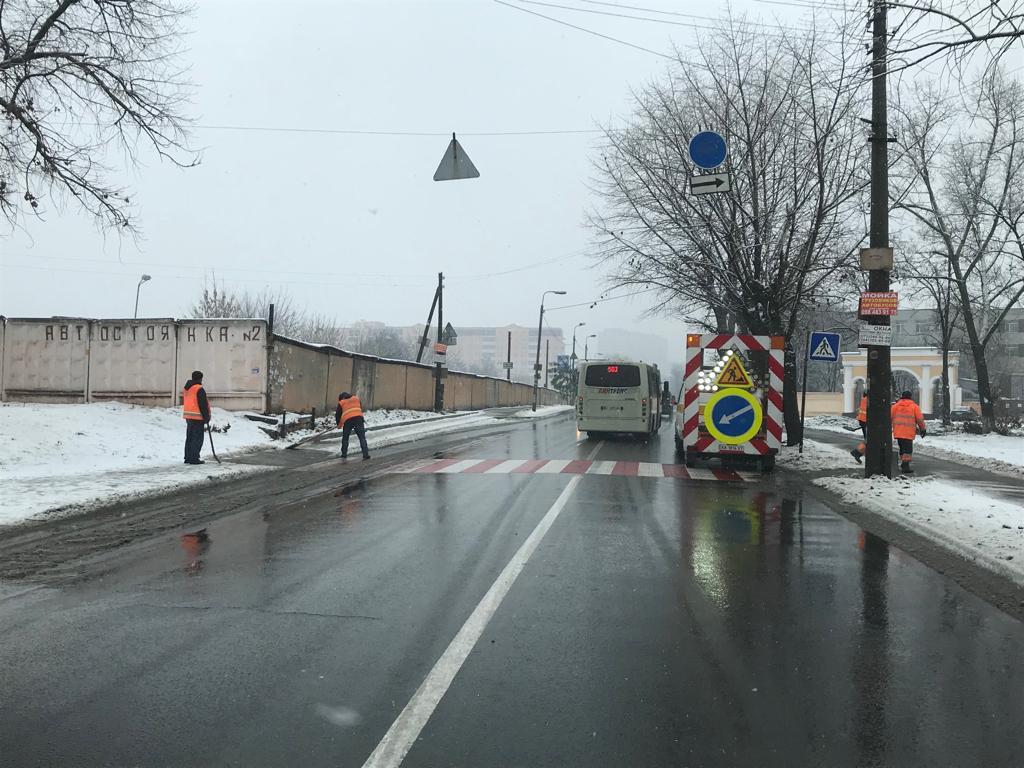 "Київавтодор" продовжує прибирання та обробку тротуарів / фото КМДА "Київавтодор" продовжує прибирання та обробку тротуарів / фото КМДА
