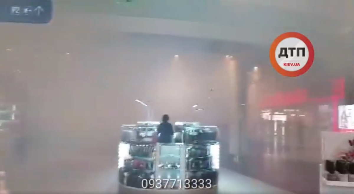 Неизвестные закидали дымовыми шашками ТРЦ в Киеве / скриншот