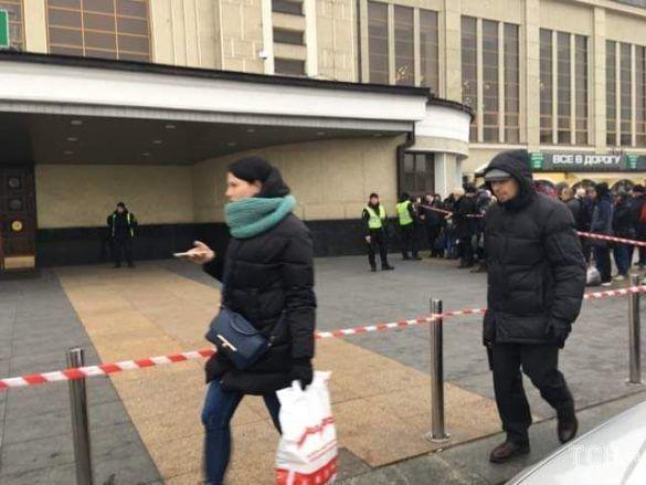У Києві "замінували" залізничний вокзал / ТСН У Києві "замінували" залізничний вокзал / ТСН