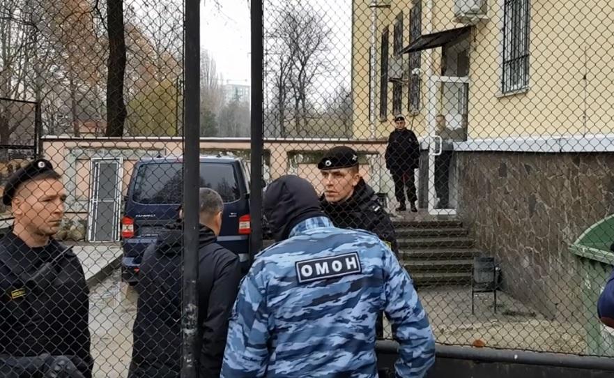 В окупованому Криму обирають запобіжний захід захопленим ФСБ українським морякам / Скріншот - Facebook, Ибрагимов Энвер В окупованому Криму обирають запобіжний захід захопленим ФСБ українським морякам / Скріншот - Facebook, Ибрагимов Энвер