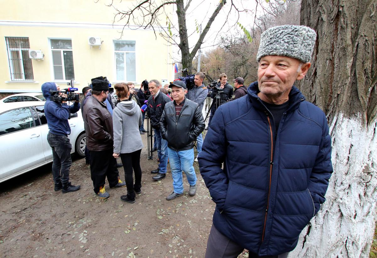 Активисты под зданием суда, где сегодня арестовали двух захваченных украинских моряков / REUTERS