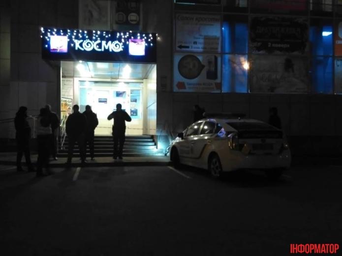 У входа в супермаркеты на данный момент дежурит полиция и охрана / фото Информатор У входа в супермаркеты на данный момент дежурит полиция и охрана / фото Информатор