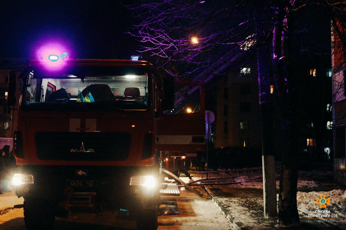 У Тернополі через пожежу в 9-поверхівці евакуювали 42 осіб, є постраждалі (фото) У Тернополі через пожежу в 9-поверхівці евакуювали 42 осіб, є постраждалі (фото)